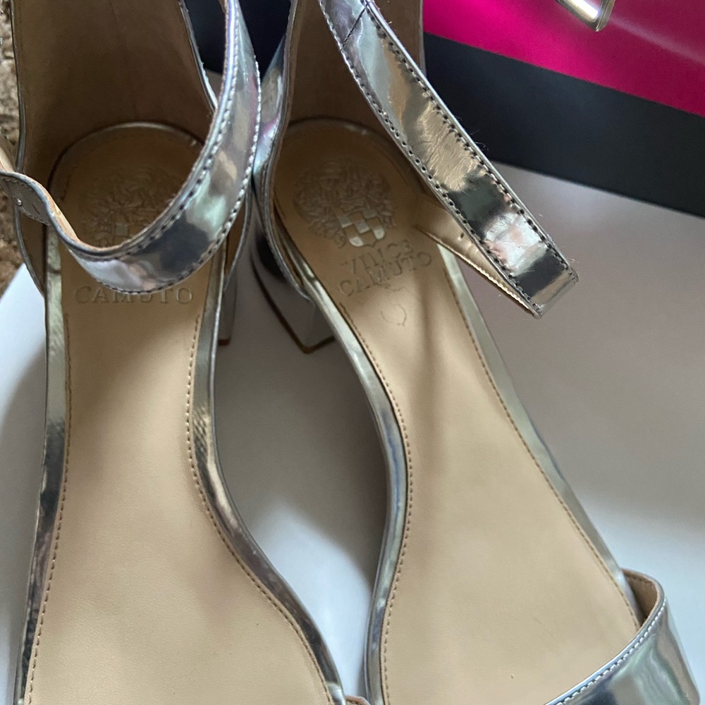VINCE CAMUTO VC-SASSETA bright silver shoes size 9.5 - Picture 9 of 10